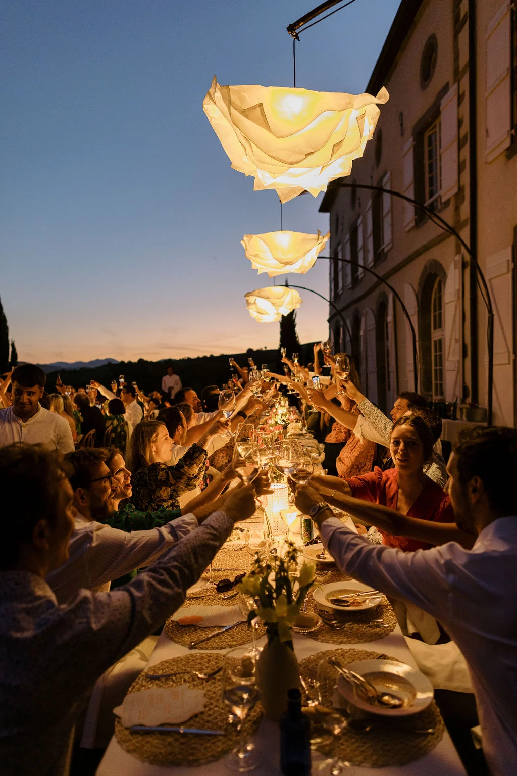 célébration de mariage dans un domaine avec piscine